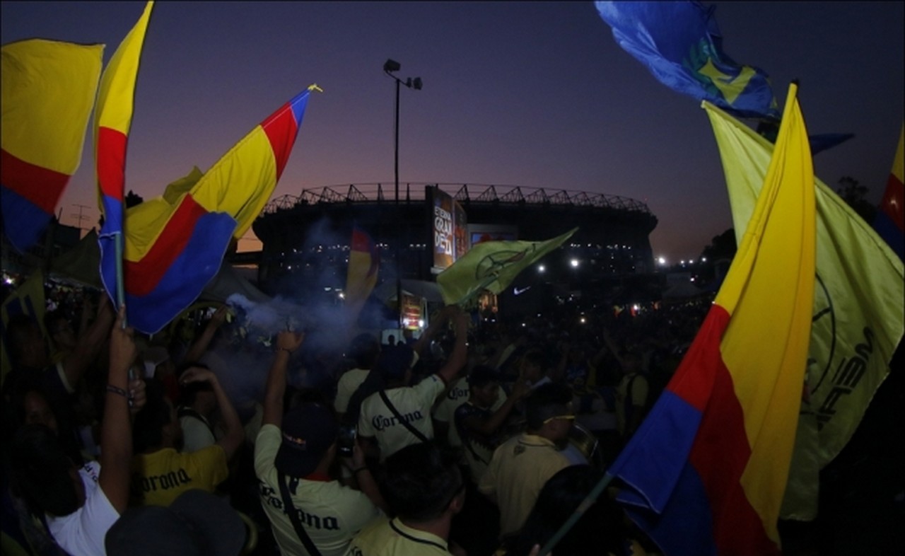  Barristas atacan durante el Clásico a personal de staff del Estadio Azteca