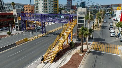 Inauguran puente peatonal con elevador al poniente de la capital de SLP; alcalde anuncia que habrá más  