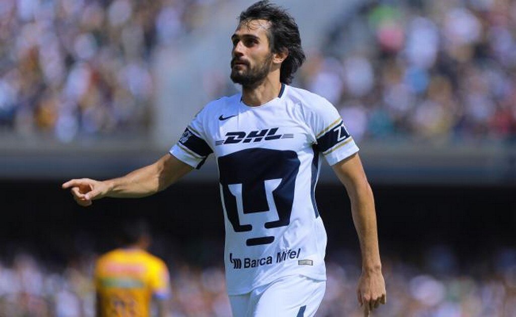 Alejandro Arribas le pinta dedo a la afición de Pumas