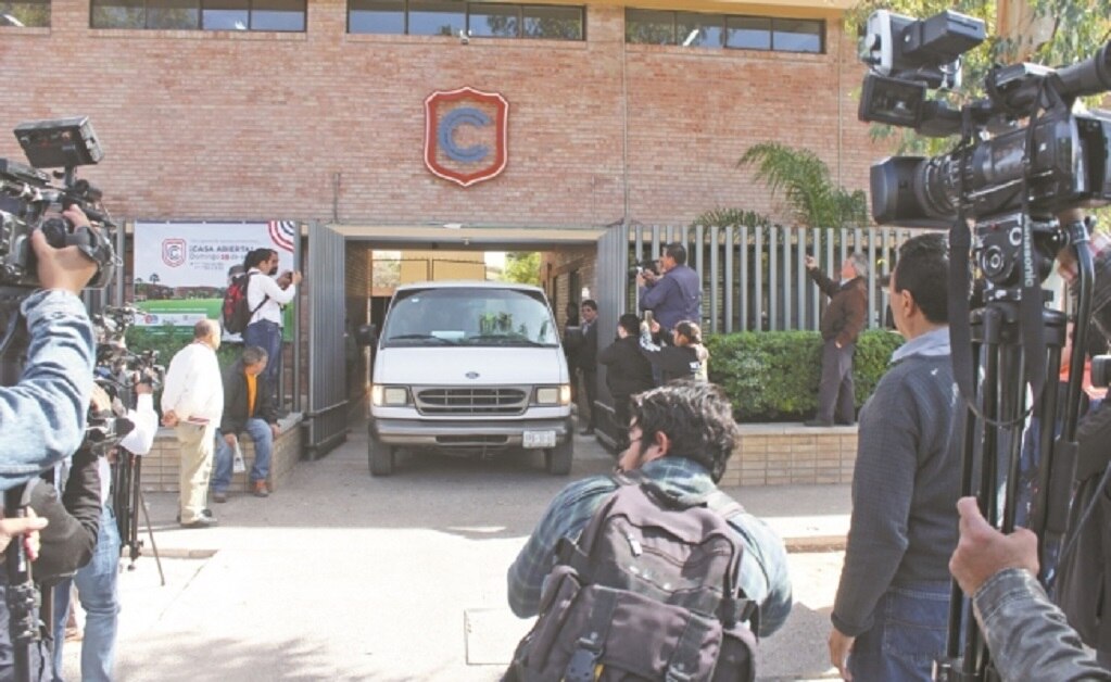 Se quitó el uniforme y se vistió para matar en el Colegio Cervantes
