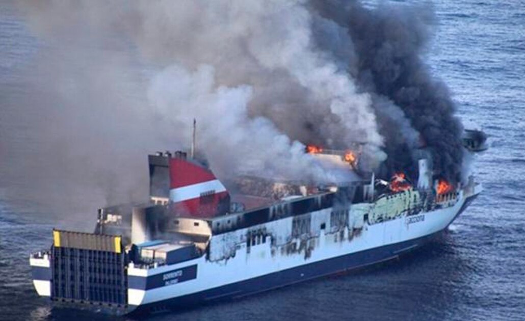 Naufragio de ferry deja al menos 13 muertos en Indonesia