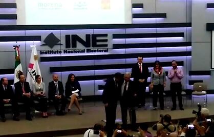 AMLO se registra como candidato presidencial