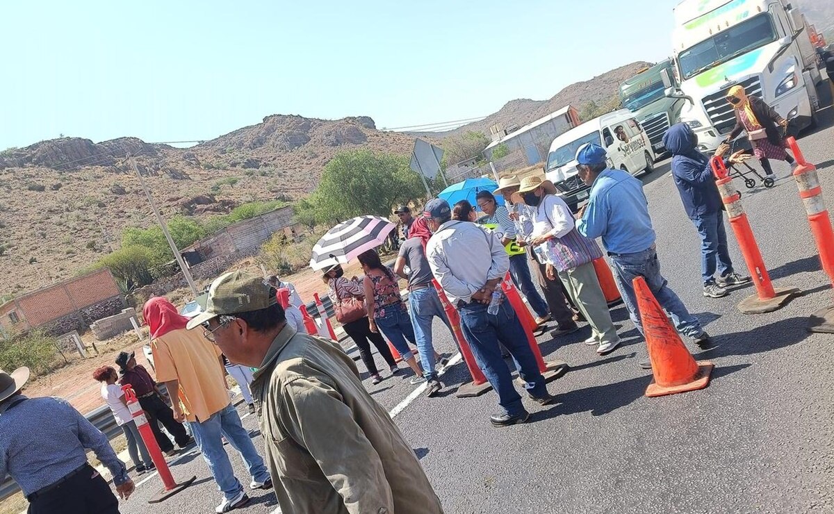 Habitantes de Santa María del Río bloquean la Carretera 57; exigen freno a obra en el pueblo mágico