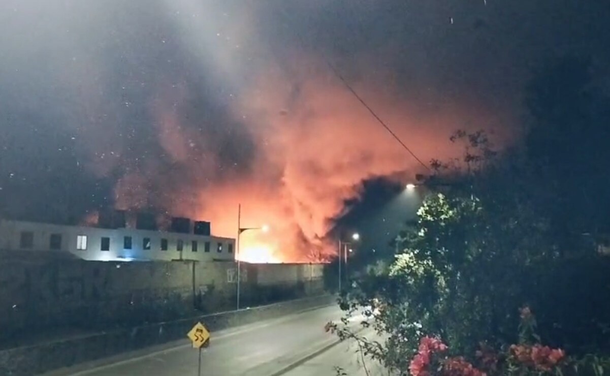 VIDEO: Incendio arrasa taller mecánico en la capital de San Luis Potosí 