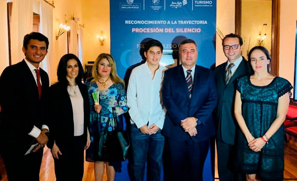 Gobierno municipal reconoce trayectoria de cofrade de la Procesión del Silencio