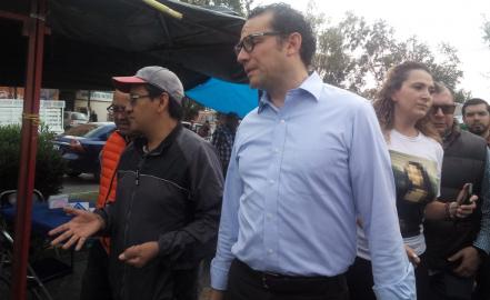 Xavier Nava visita la tumba de su abuelo