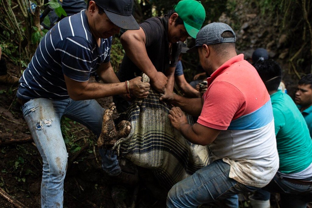 Los habitantes de Peribán buscaron a sus familiares entre los escombros, tras las lluvias. Hallaron el cuerpo de una niña a 10 kilómetros de donde estaba su casa. (FOTOS: RODOLFO AYALA. EL UNIVERSAL)