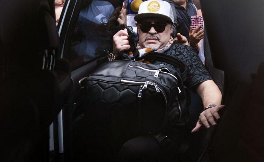  En su llegada, Maradona agredió a camarógrafo