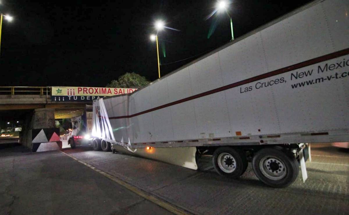 Otra vez, camión queda atorado en puente de Soledad tras circular por vía prohibida