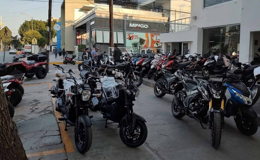 Agencia automotriz que invade banqueta en SLP pone en riesgo a los peatones, denuncian. Foto: Tomada de redes sociales