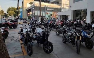 ¡Se adueñan de la calle! Colectivo acusa a negocio de uso indebido de banquetas en avenida Carranza de SLP