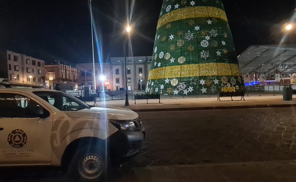 Por fuertes vientos, comienzan a retirar el monumental árbol de Navidad de SLP