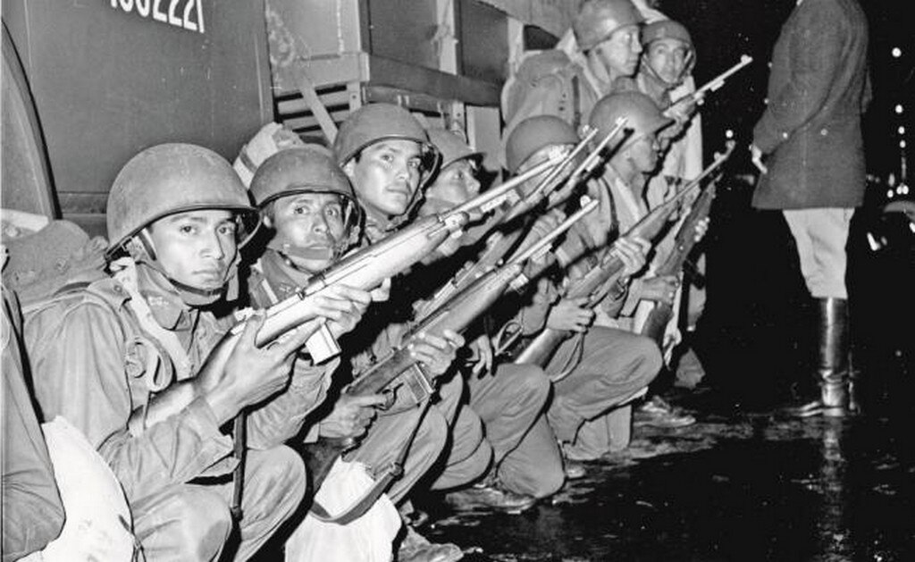 Elementos del Ejército aguardan, atentos, la orden de sus superiores para actuar y disparar contra quien sea el enemigo. (FOTOS: ARCHIVO EL UNIVERSAL)