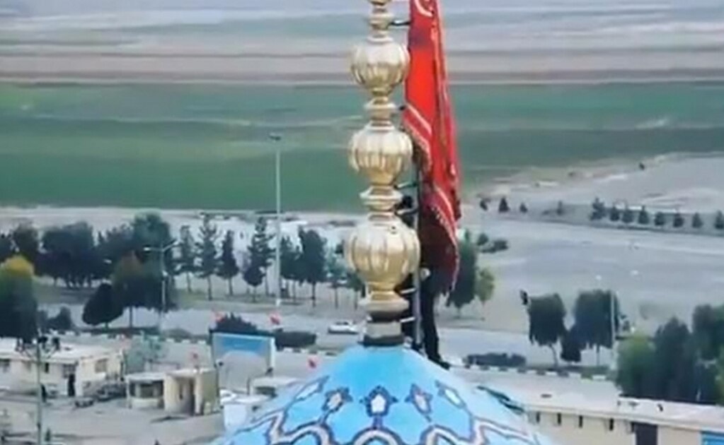 Irán ondea bandera roja como "símbolo de venganza" en mezquita en Jamkaran