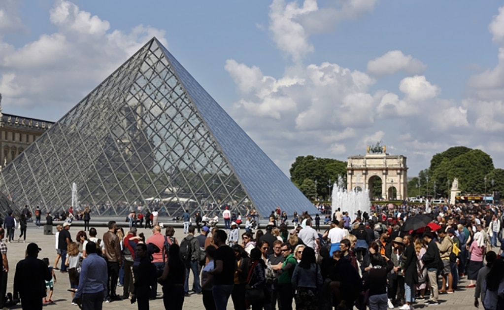 Tras paro por masificación, el Louvre reabre