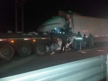 Trailero muere prensado en carretera 57 