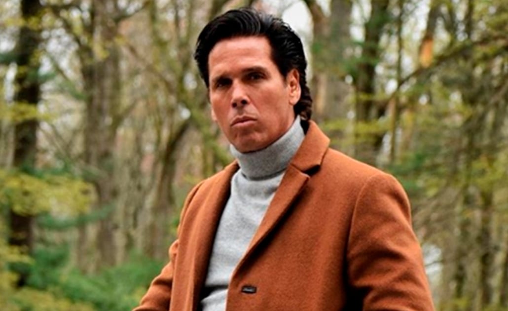 Presume Roberto Palazuelos su biblioteca y lo critican