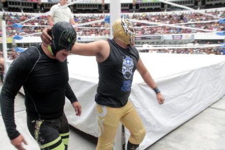 ¡A dos de tres caídas! Realizan la tradicional lucha libre en la FENAPO 2019 