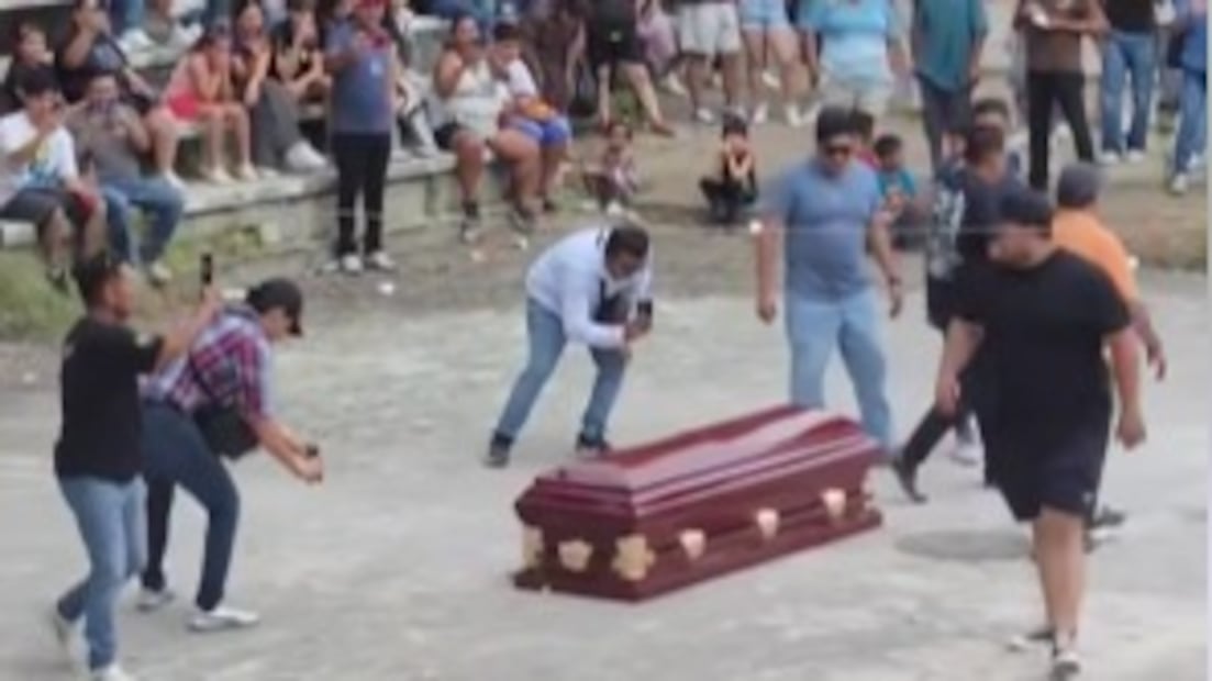 El conocido personaje político de Ciudad Valles apareció en un ataúd durante una competencia de "farmear aura".