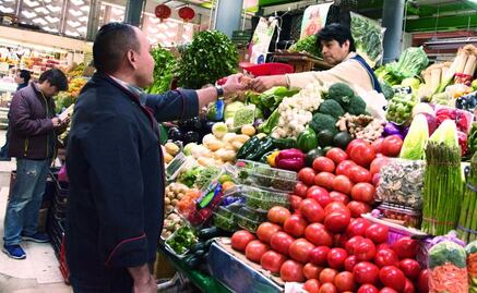 Aumento al salario mínimo elevará costos en canasta básica: economista 