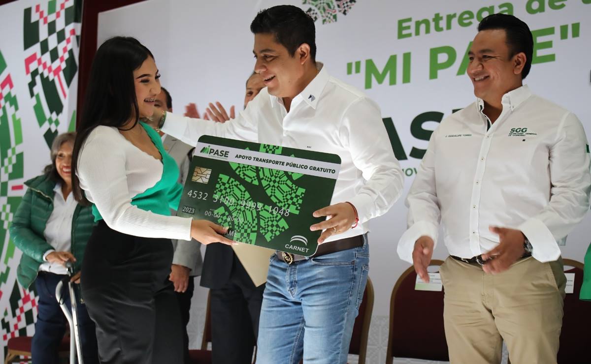 Gallardo entrega Tarjeta Joven y Mi Pase para beneficiar a 60 mil jóvenes potosinos