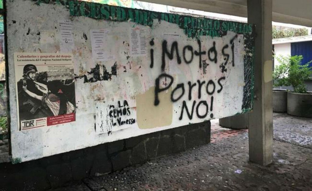 Otras pintas aludían “Por un 2 de octubre incontrolable, huelgas y barricadas”. FOTO: Pedro Villa y Caña