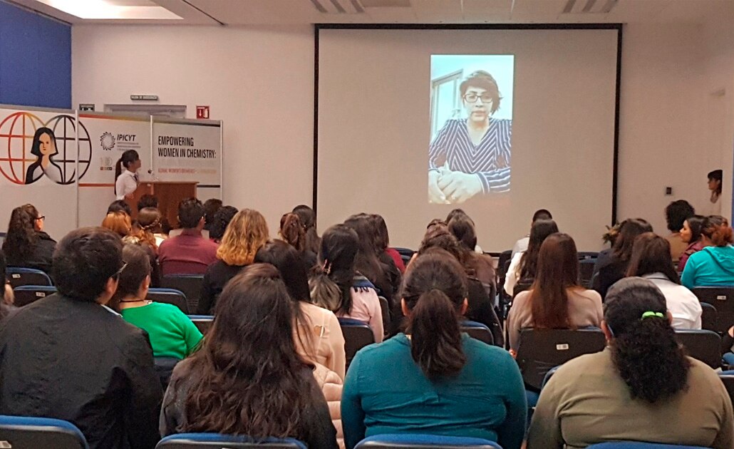 Mujeres científicas existen pero no son mencionadas, señala especialista