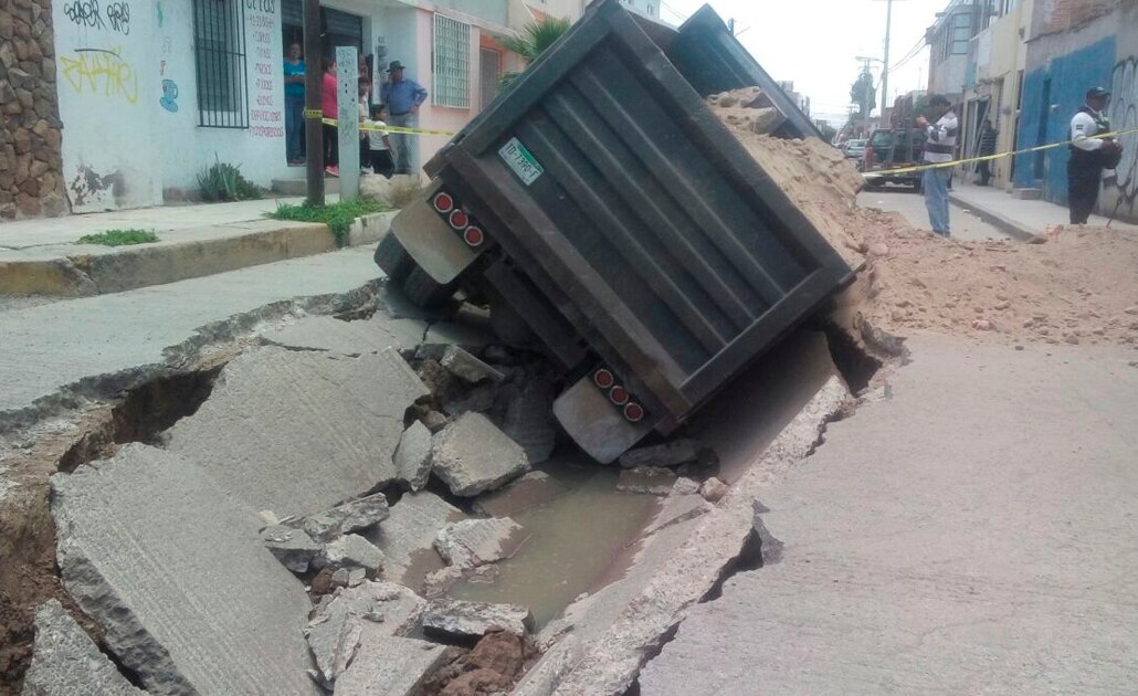 Camión de volteo se hunde en colonia La Victoria
