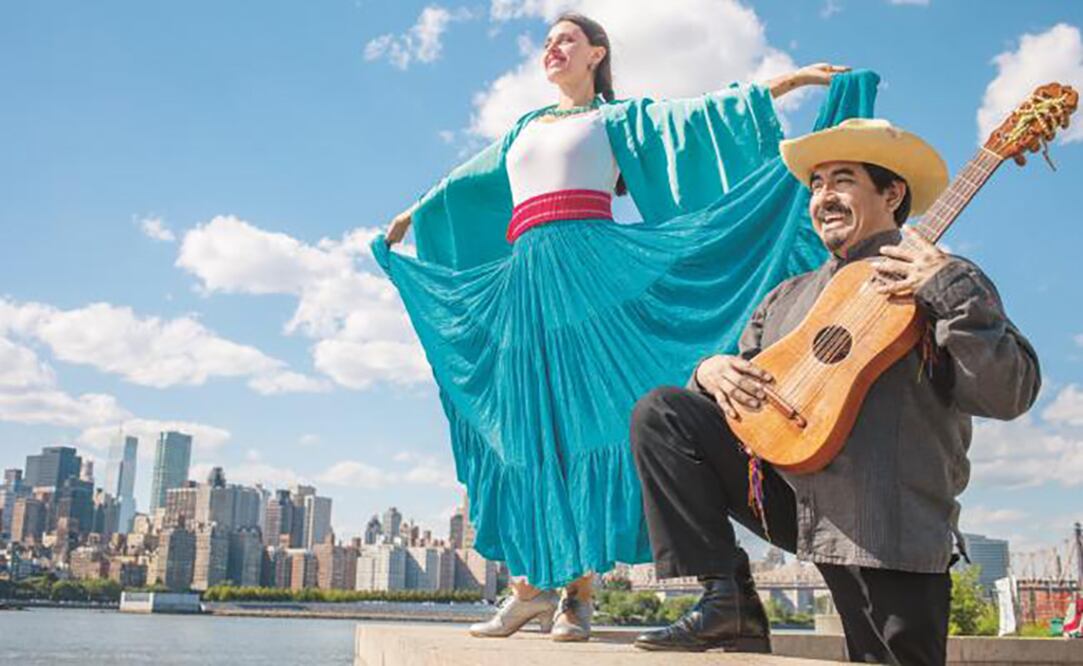 Zenen Zeferino y Julia del Palacio, integrantes del grupo musical Radio Jarocho, que mezcla ritmos tradicionales con sonidos de la Gran Manzana. (CIRO GUTIÉRREZ)