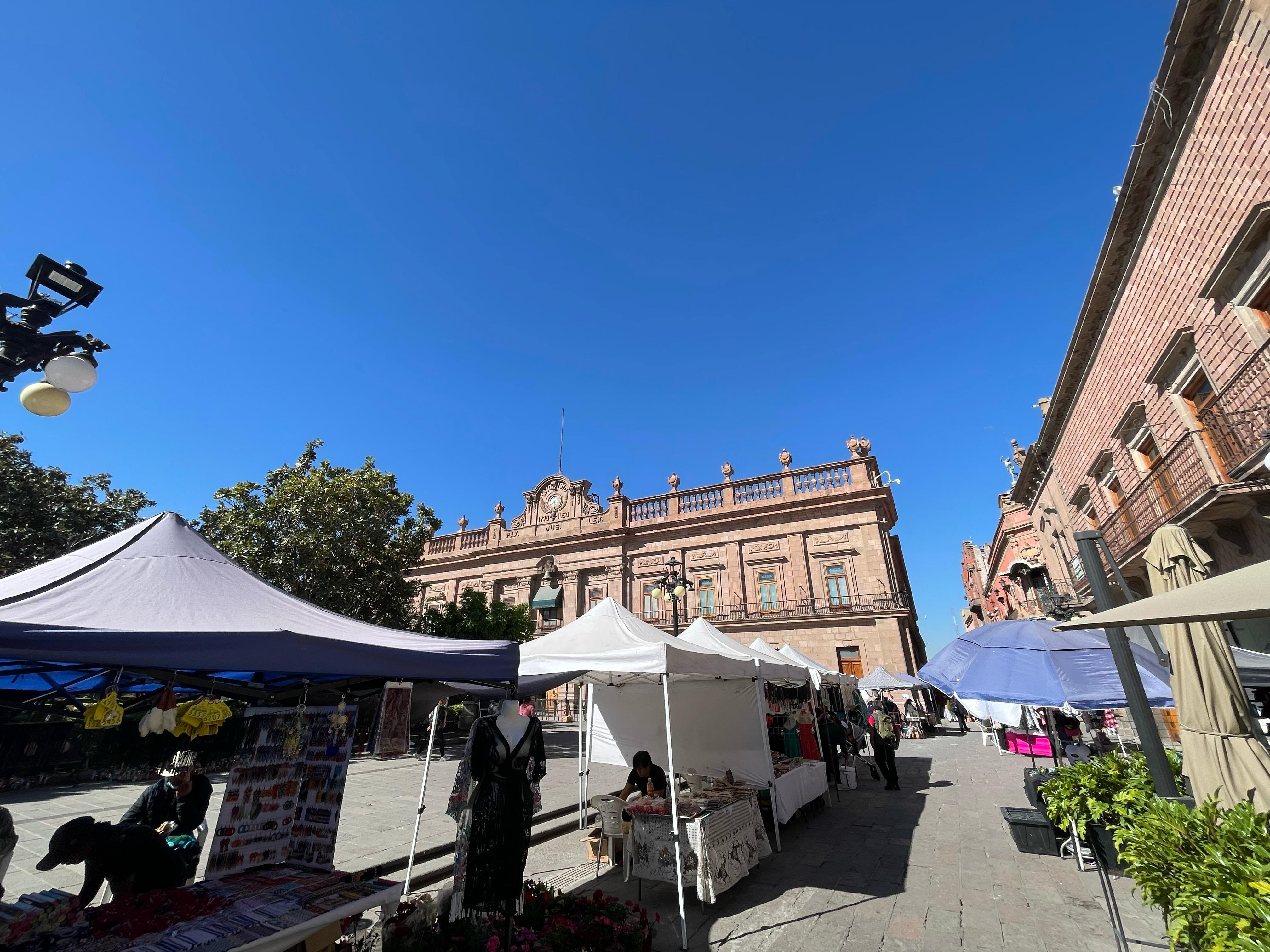 Ambulantes invaden la Plaza de Armas de SLP; exigen obras en predios y asentamientos irregulares