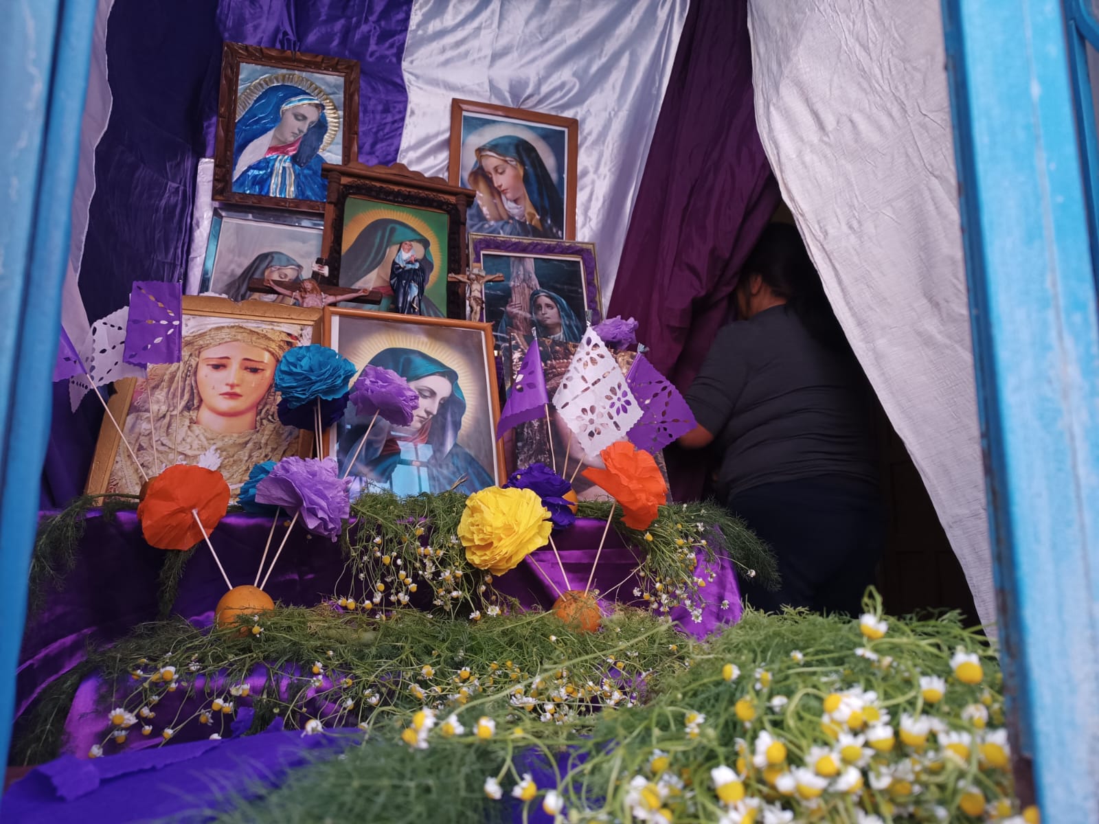 El callejón del Buche se viste de morado por los altares de Dolores del Viernes Santo