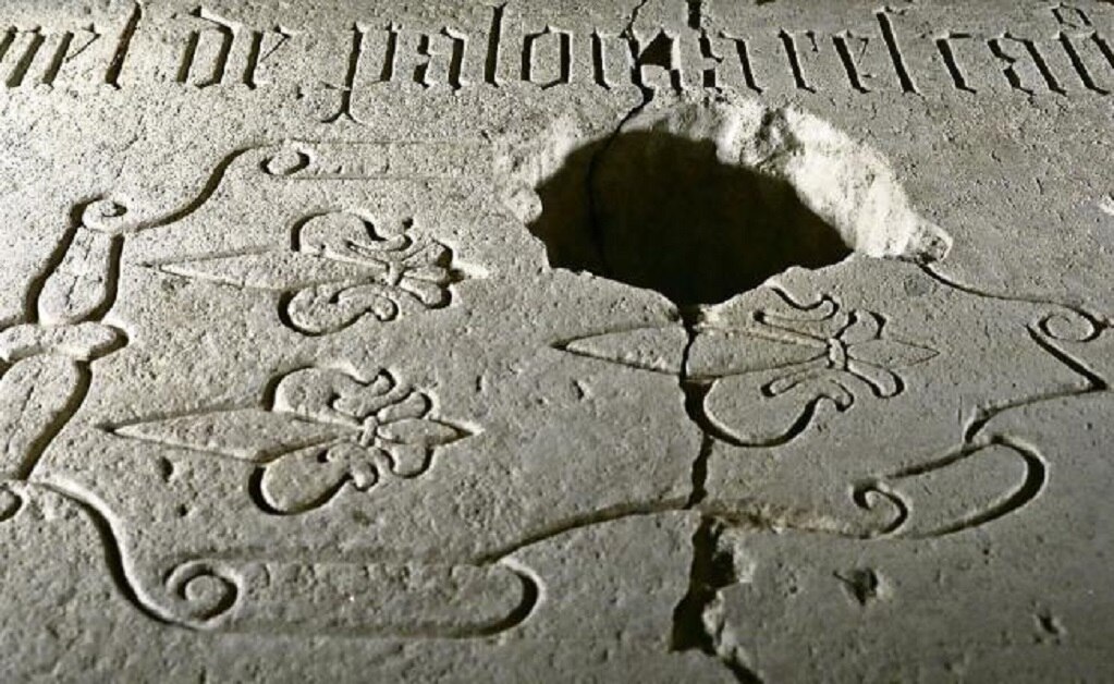 Exhiben lápida funeraria de evangelizador español