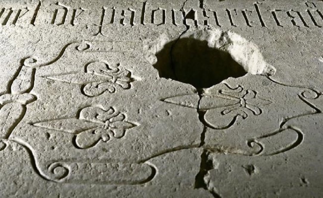 La lápida de Miguel de Palomares, integrante del primer cabildo eclesiástico de la Catedral de México, cuya identidad era desconocida hasta 2016. Foto: CORTESÍA INAH