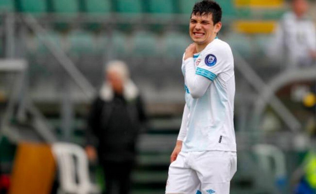 Chucky Lozano marca y sale lesionado con el PSV