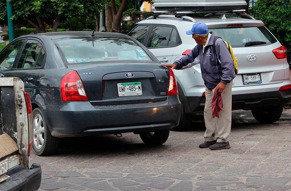 Continúan conflictos entre franeleros y automovilistas en Centro Histórico