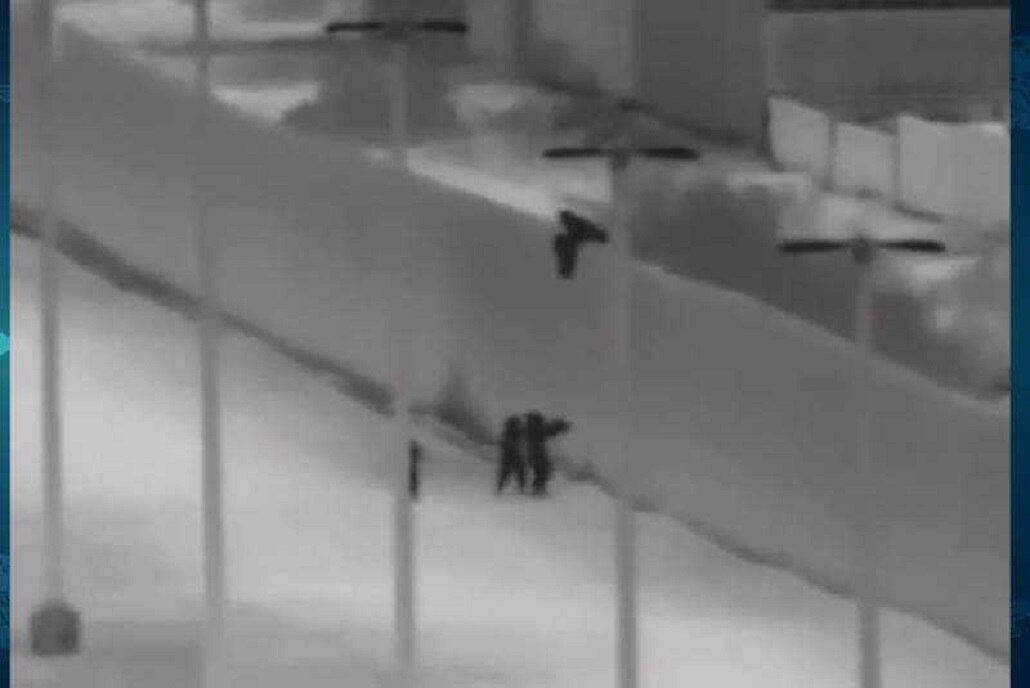 Captan momento cuando lanzan a 3 niños migrantes sobre muro fronterizo