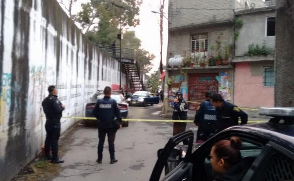 Policías resguardan la escena del crimen (ESPECIAL)