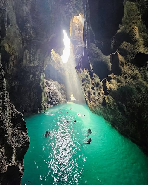 En nacimiento forma una poza profunda de agua cristalina y templada donde podrás nadar mientras escuchas el sonido del tren que pasa cerca de allí.
Foto: FB@El Nacimiento De Tamuin