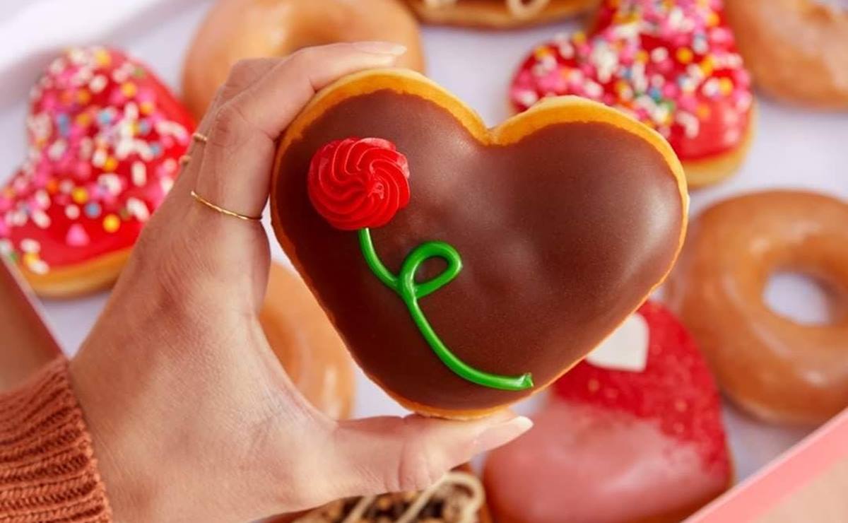 Después de una romántica cena o comida, no puede faltar el postrecito y, ¿por qué no? También en forma de corazón. Foto: Krispy Kreme Doughnuts