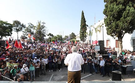 AMLO llenará álbum Panini del Mundial; rechaza practicar para debate