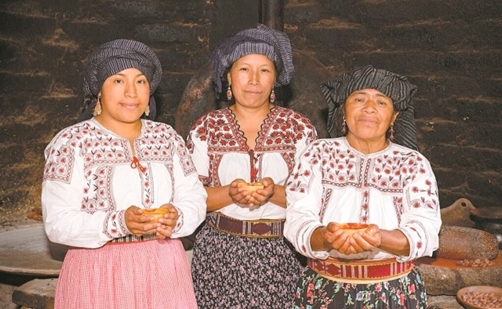 El tepache rojo sólo es digno de quien suba al Cempoaltépetl y entregue su ofrenda al rey. Fotos: CORTESÍA SALVADOR CUEVA