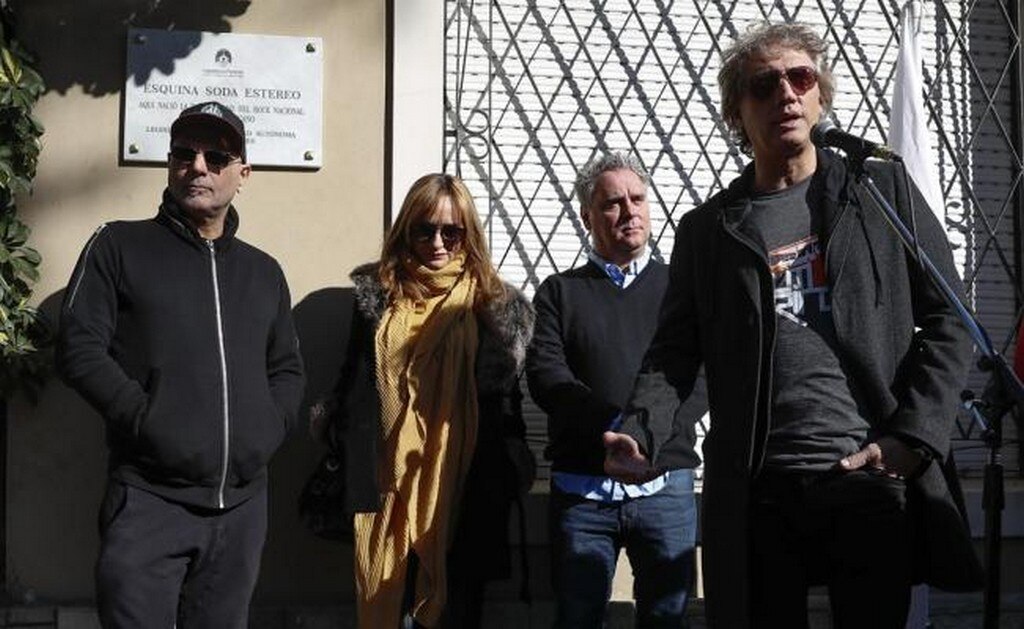 En la develación estuvieron Zeta Bosio, Charly Alberti y Laura Cerati, en representación de su hermano Gustavo Cerati. Foto: EFE/David Fernández