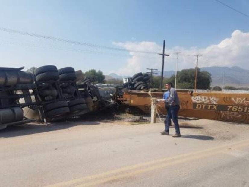 #Crónica Vuelca pipa tras chocar con tren