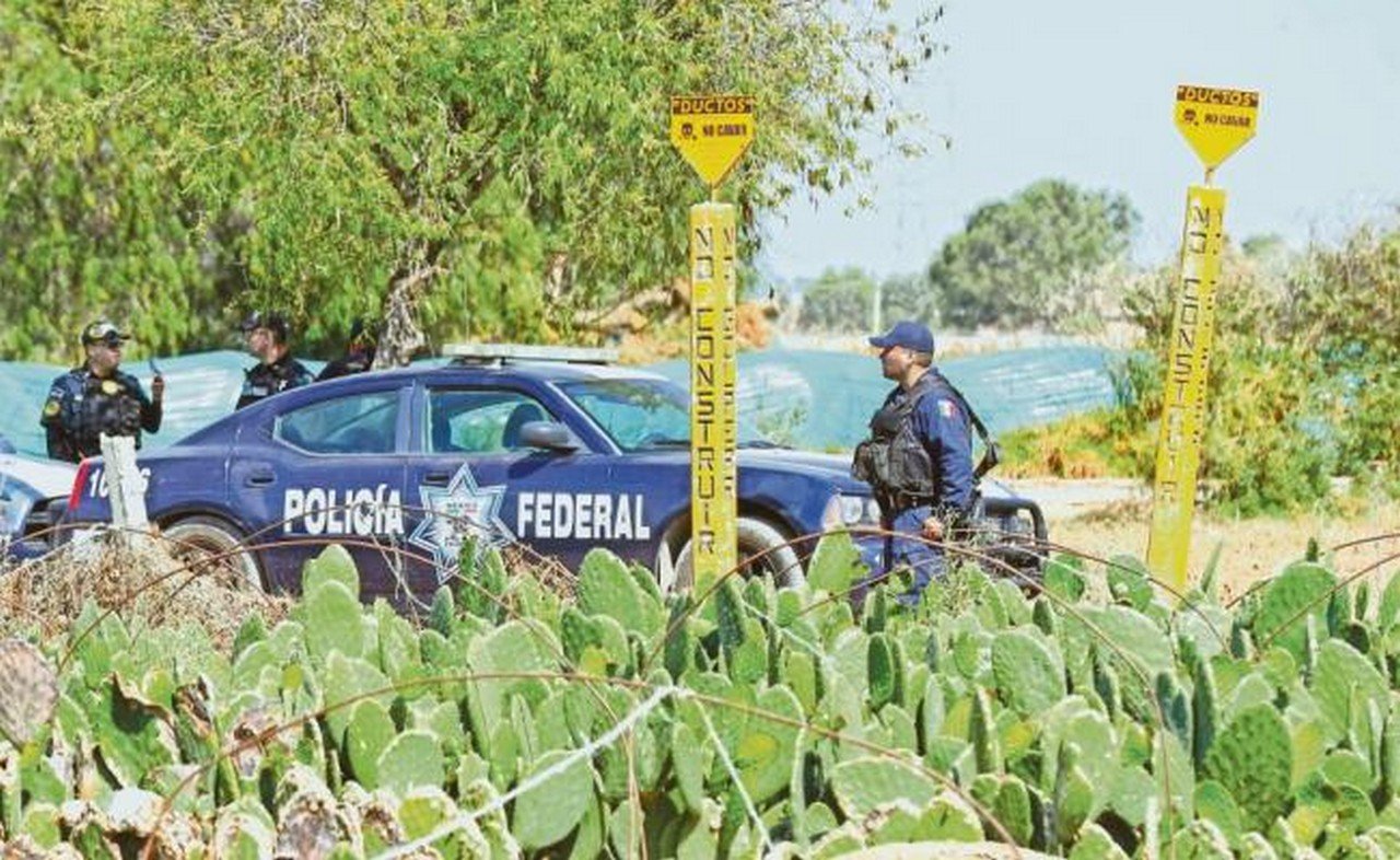 Elementos del Ejército mexicano y la Policía Federal aseguraron al menos cuatro tomas clandestinas en el poblado de Cuautlacingo, Estado de México, luego de un enfrentamiento verbal con pobladores.