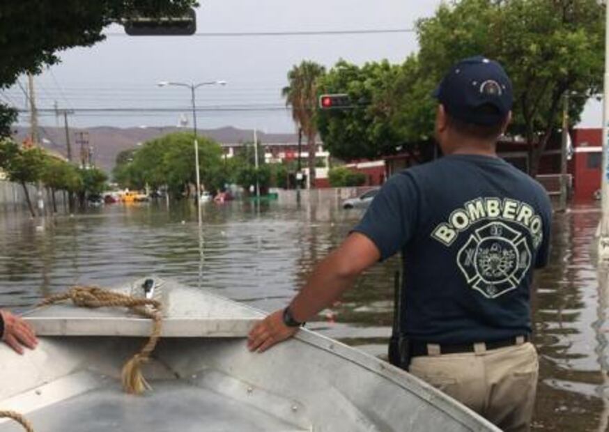 Auxilian a transeúntes y automovilistas tras inundación en Mariano Jiménez