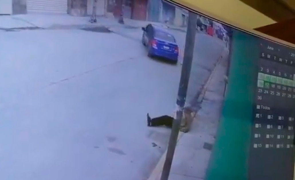(VIDEO) Captan momento en que abandonan a un abuelito en Puebla