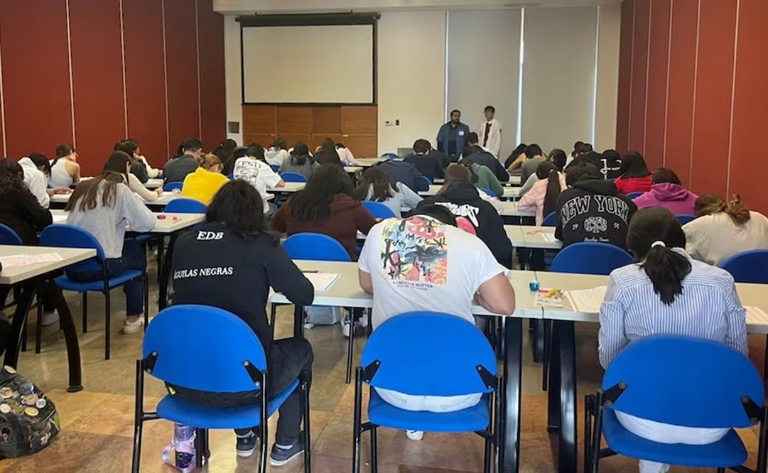 UASLP descarte prohibir el uso de celulares en aulas. Foto: Especial