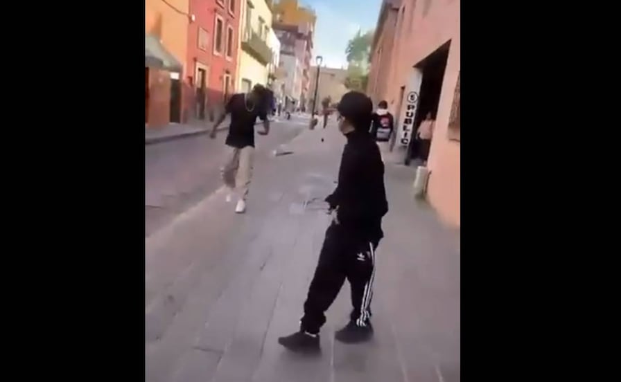VIDEO: Apuñalan a joven durante riña en pleno Centro Histórico de San Luis Potosí