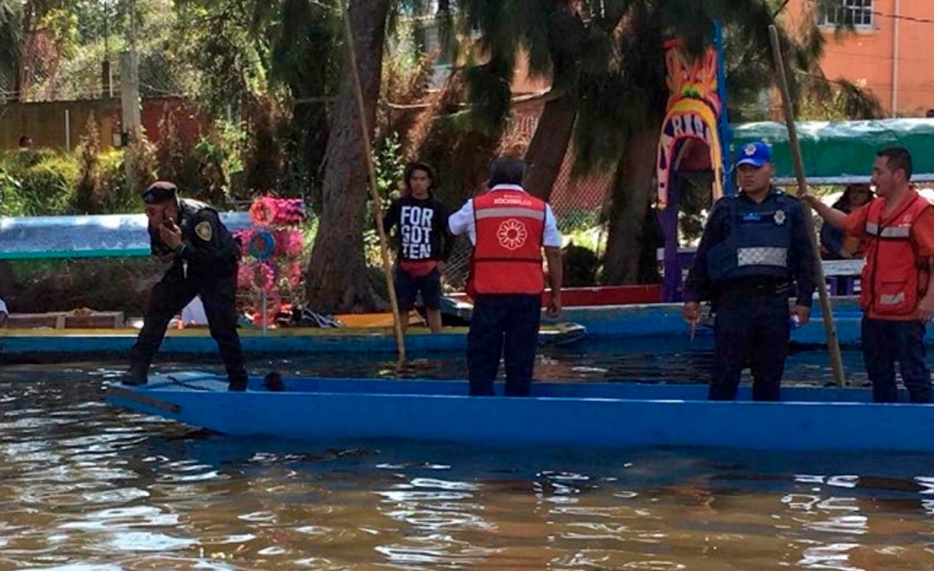 Tras muerte de joven en Xochimilco, alcalde anuncia cero alcohol y salvavidas obligatorio en trajineras