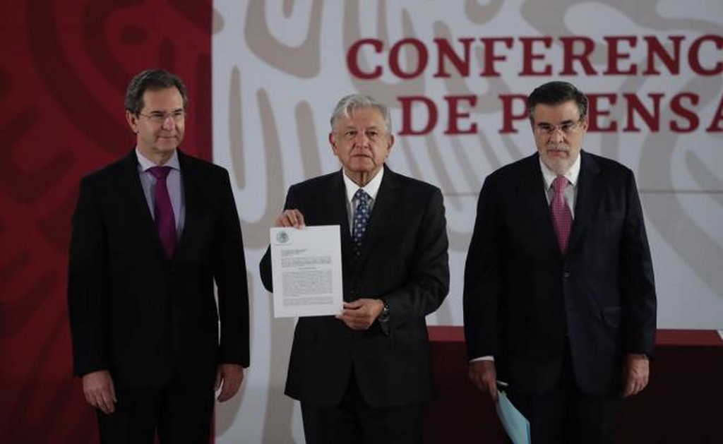  AMLO firma iniciativa para cancelar la reforma educativa